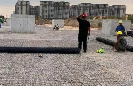 江源土工格栅铺设前地基要怎么处理？